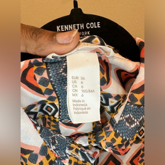 NWOT H&M’s women’s Aztec print high-low sleeveless button down blouse in size 6 - Picture 9 of 10